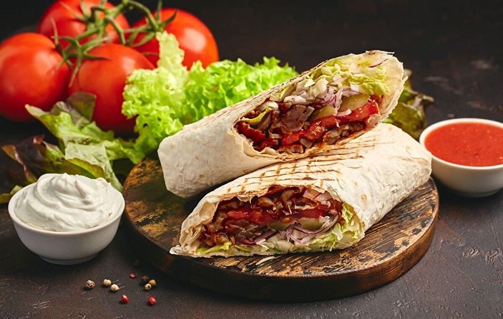 Шаурма на славянском. Beef Shawarma. Шаурма с говядиной. Шаурма на углях. Шаурма с телятиной.